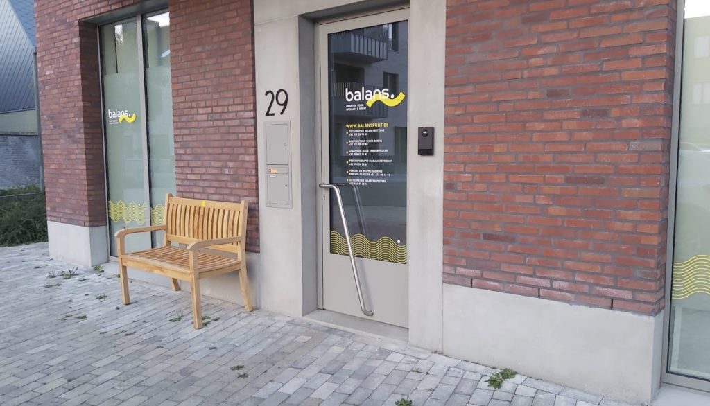 De ingang van Balanspunt aan de Hubert Lampolaan 29, met het logo op de glazen deur